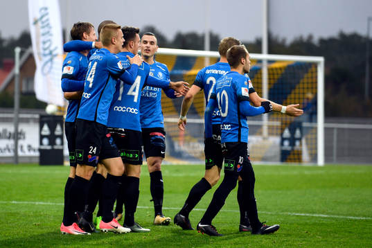 Trelleborgs Alexander Blomqvist jublar med lagkamrater