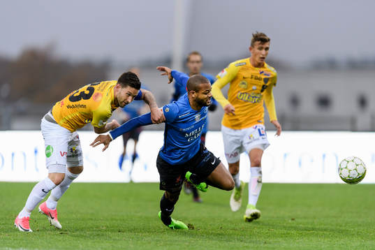 Falkenbergs Tibor Joza och Trelleborgs Salif Camara Jönsson
