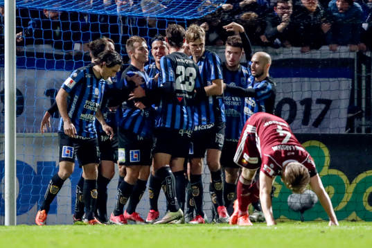 Sirius Stefano Vecchia jublar med lagkamrater