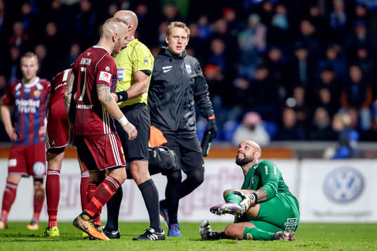 Djurgårdens Magnus Eriksson skäller på Sirius målvakt