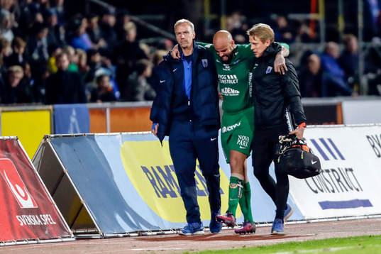 Sirius målvakt Josh Wicks får hjälp av planen