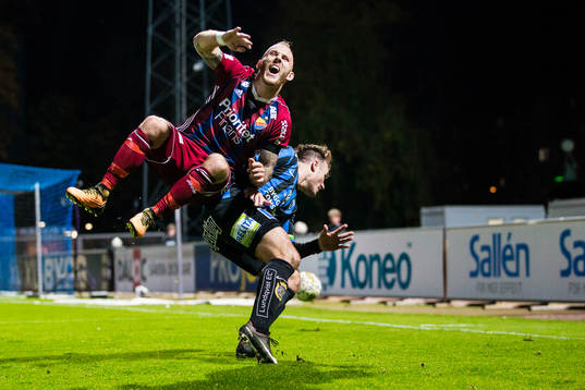 Djurgårdens Magnus Eriksson faller ii kamp om bollen med