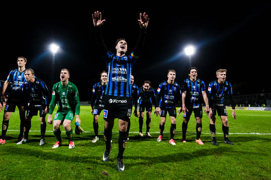 Sirius Niklas Busch Thor jublar med lagkamrater