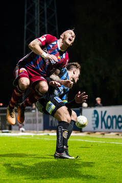Djurgårdens Magnus Eriksson i kamp om bollen med Sirius