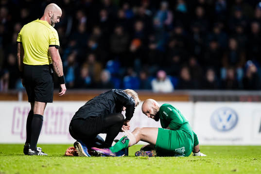 Sirius målvakt Joshua Wicks  får sitt ben lindat
