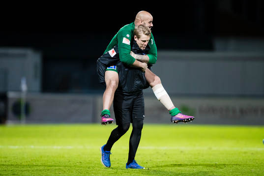 Sirius målvakt Joshua Wicks med lindat ben bärs in på