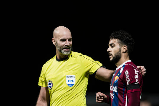 Domare Stefan Johannesson och Djurgårdens Othman El Kabir