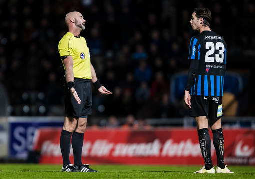 Domare Stefan Johannesson diskuterar med Sirius Philip