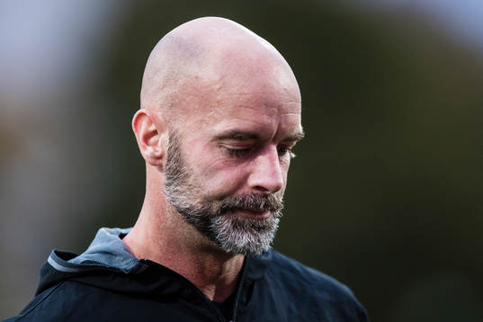 Domare Stefan Johannesson innan fotbollsmatchen i