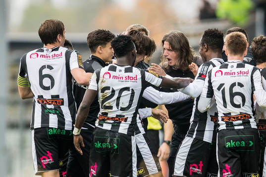 Landskronas tränare Agim Sopi jublar med spelare