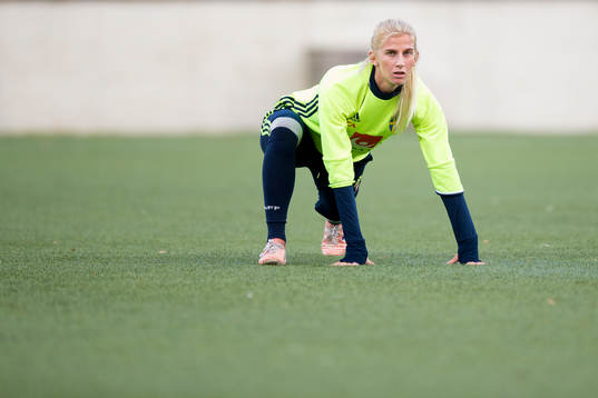 Sofia Jakobsson stretchar