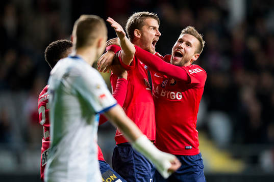Örgrytes Johan Hammar jublar ihop med Daniel Sliper och
