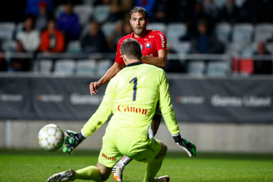 Örgrytes Johan Elmander skjuter mot mål men missar
