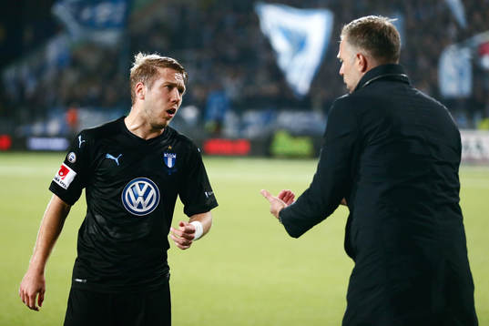 Malmö FFs Anton Tinnerholm pratar med tränare Magnus