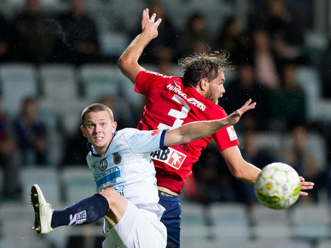 Örgrytes Johan Elmander i nickduell med Gefles Anton Lans