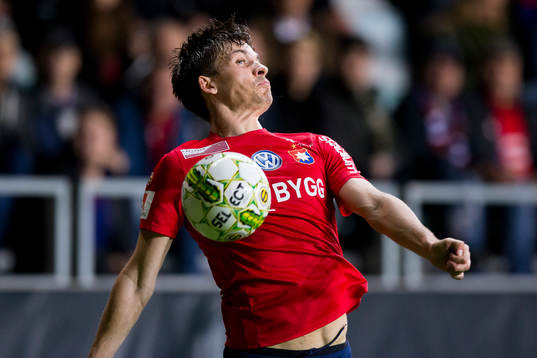 Örgrytes Daniel Paulson tar ned en boll på bröstet