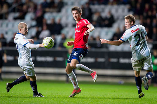 Örgrytes Daniel Paulson mellan Gefles Jonas Lantto och