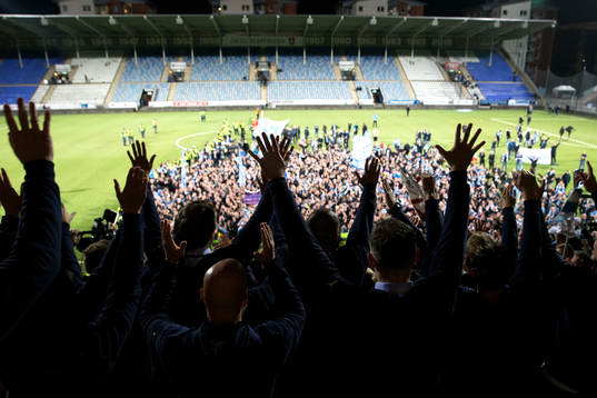 Malmö FFs spelare jublar med publiken