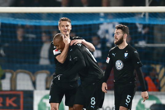 Malmös FFs Markus Rosenberg kramar om Carlos Strandberg