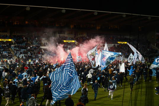 Malmö FF-supportrar springer in på planen