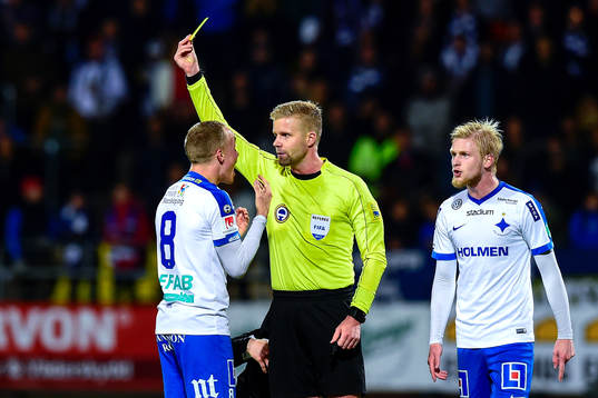 Norrköpings Gudmundur Thorarinsson får gult kort