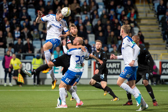 Norrköpings Jon Gudni Fjoluson nickar undan en boll