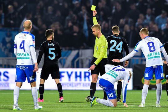 Malmö FFs Lasse Nielsen får gult kort