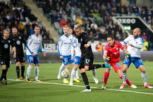 Malmö FFs Rasmus Bengtsson kommer fri mot mål men missar