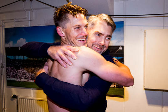 Malmö FFs Markus Rosenberg kramar orm VD Niclas Carlnén