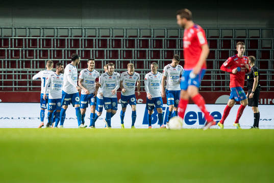 Värnamos spelare jublar samtidigt som Helsingborgs spelare