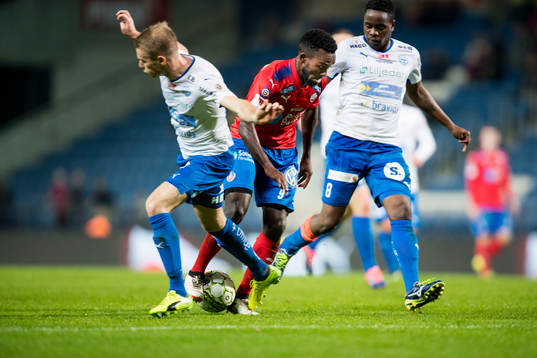 Helsingborgs Lumala Abdu  försöker ta sig förbi
