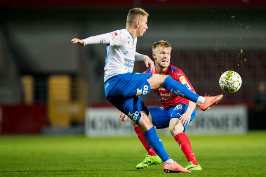 Värnamos Petar Petrovic och Helsingborgs Andreas Landgren