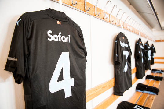 Malmö FFs Behrang Safari matchtröja hänger redo i