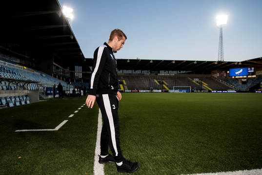 Malmö FFs Anton Tinnerholm känner på gräset ute på