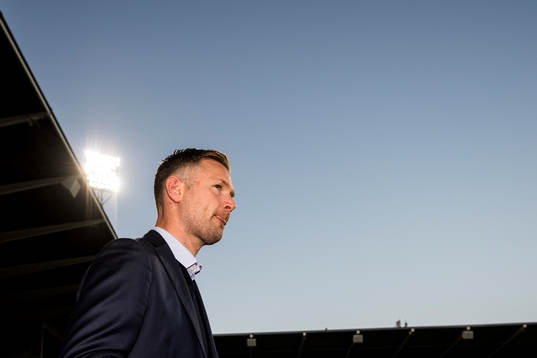 Malmö FFs tränare Magnus Pehrsson är ute och känner på
