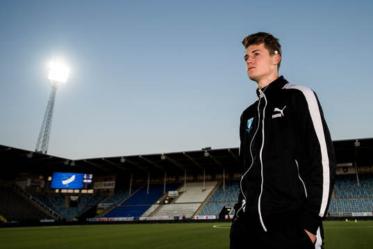 Malmö FFs Mattias Svanberg är ute och känner på planen