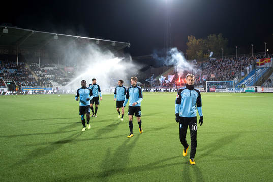 Malmö FFs Magnus Wolff Eikrem lämnar planen