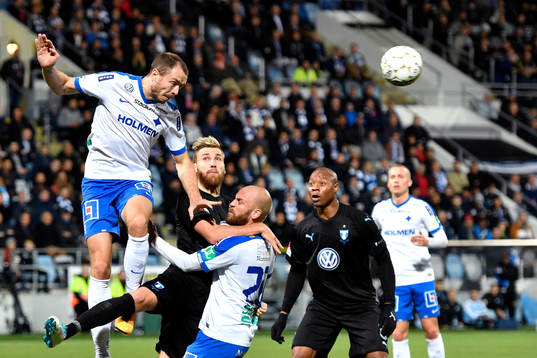Norrköpings Jon Gudni Fjoluson nickar undan bollen