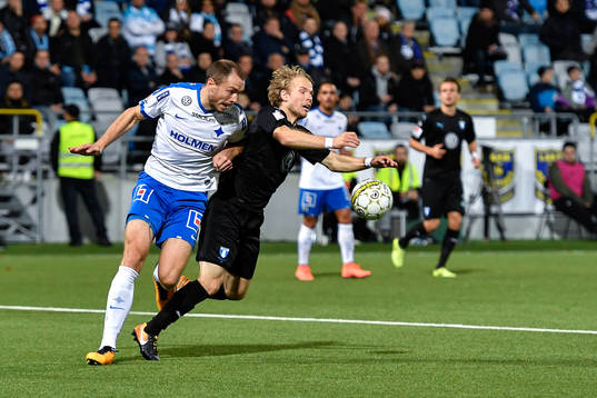 Malmö FFs Oscar Lewicki tacklas