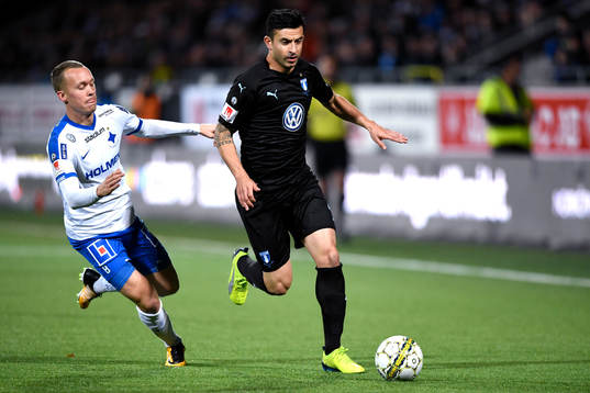Norrköpings Gudmundur Thorarinsson jagar Malmö FFs
