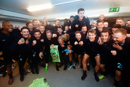 Malmö FFs spelare och ledare jublar