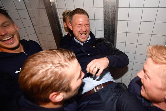 Malmö FFs tränare Magnus Pehrsson duschas av spelarna och