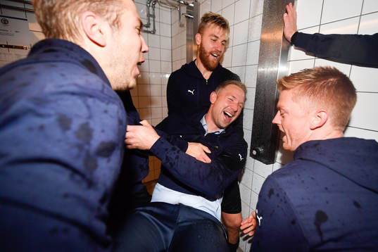 Malmö FFs tränare Magnus Pehrsson duschas av spelarna och