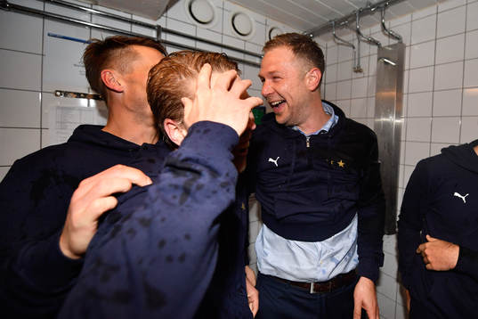 Malmö FFs tränare Magnus Pehrsson duschas av spelarna och