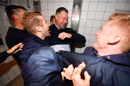 Malmö FFs tränare Magnus Pehrsson duschas av spelarna och
