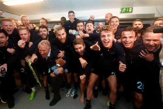 Malmö FFs spelare och ledare jublar