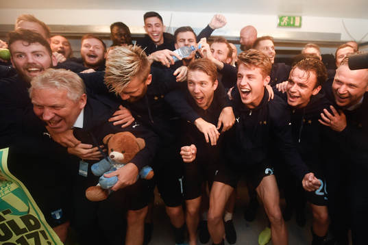 Malmö FFs spelare och ledare jublar