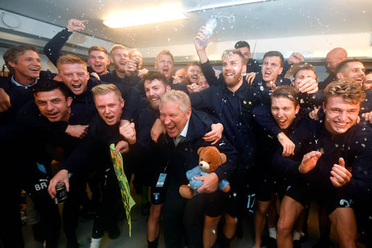 Malmö FFs spelare och ledare jublar