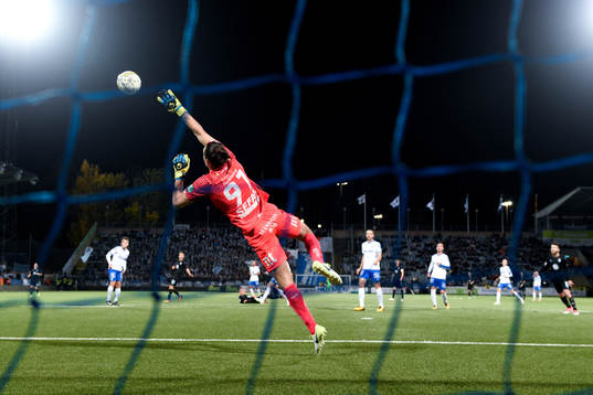 Norrköpings målvakt David Mitov Nilsson kastar sig
