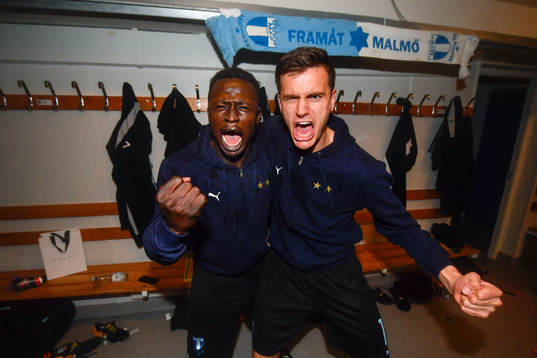 Malmö FFs Bonke Innocent och Alexander Jeremejeff jublar